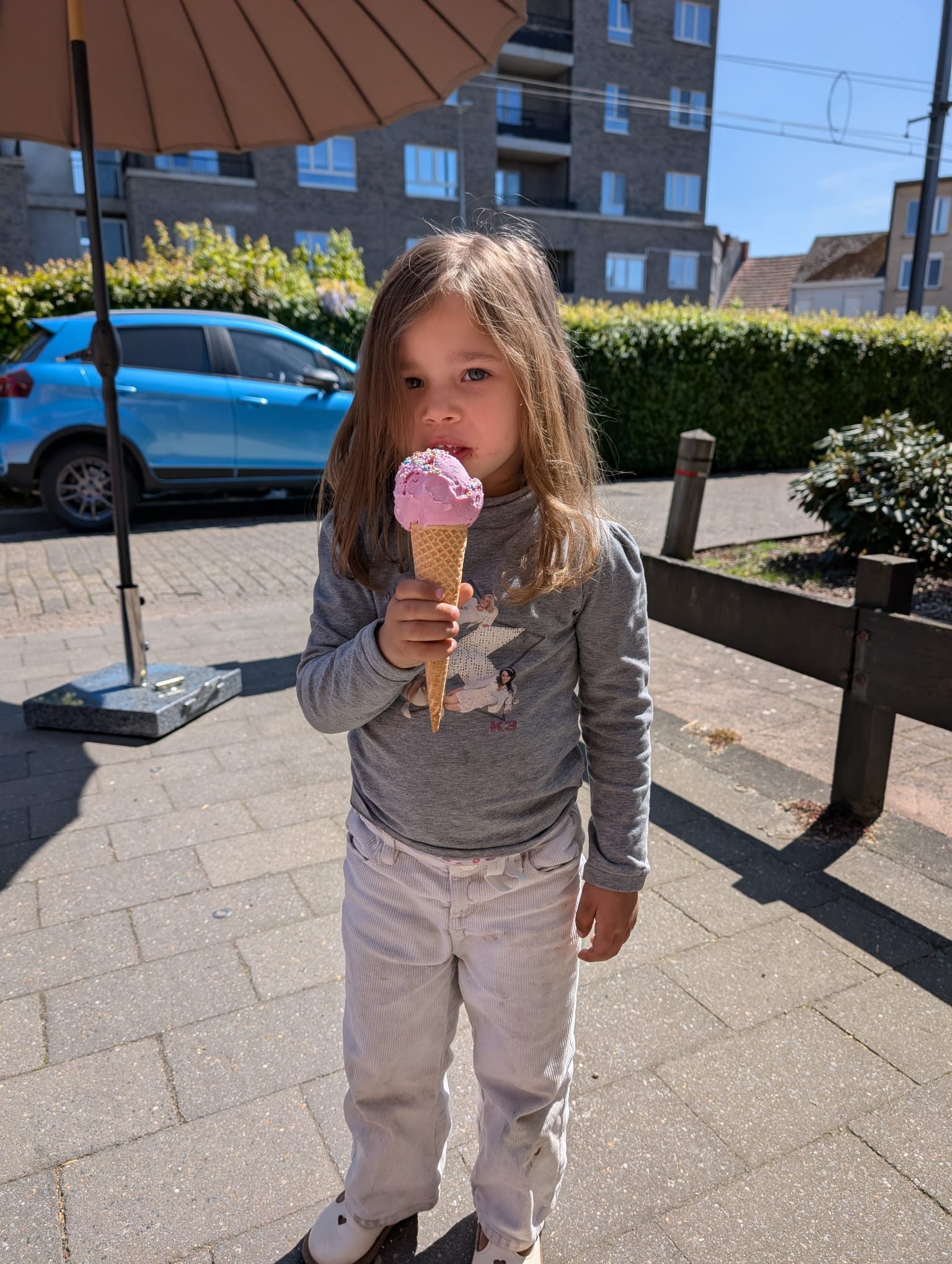 Kind geniet van ijsje op verjaardagsfeest met ijskar